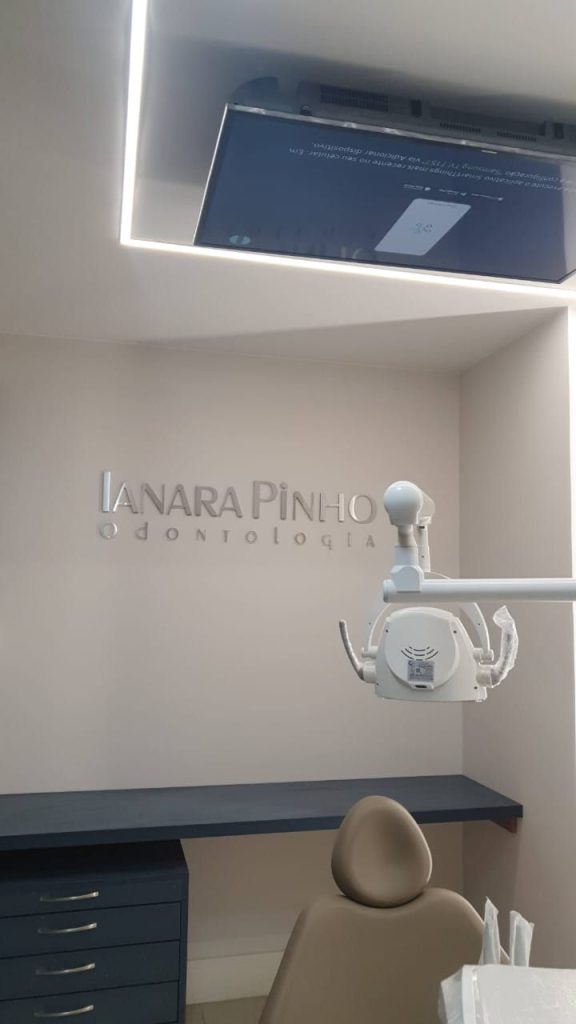 Suporte de teto para TV instalado no consultório Ianara Pinho Odontologia