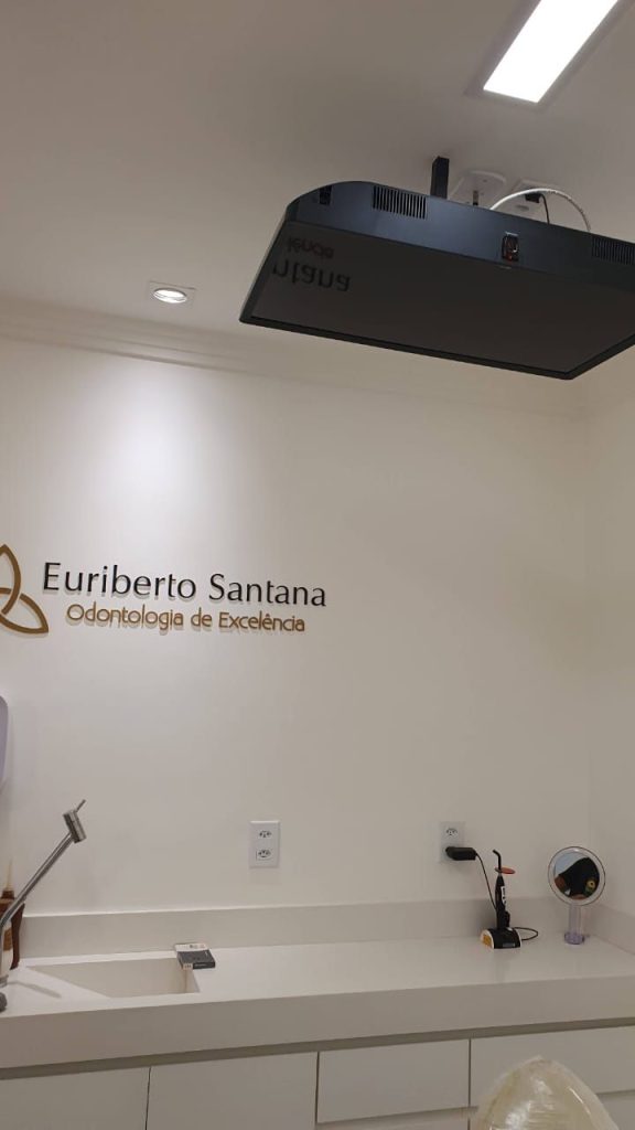 TV no teto instalada na clínica Euriberto Santana Odontologia de Excelência em Brasília