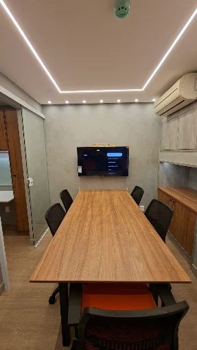 Suporte fixo com TV instalada em sala de reunião comercial em Brasília